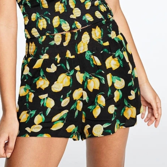 Pink Victoria's Secret Lemon Print Smocked Shorts Size Medium - Picture 1 of 12